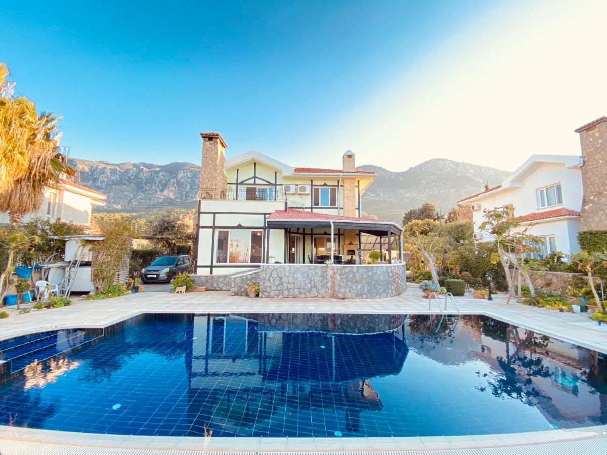 4 Bedroom Deluxe Villa With Mountain And Sea View Kyrenia  Exterior photo