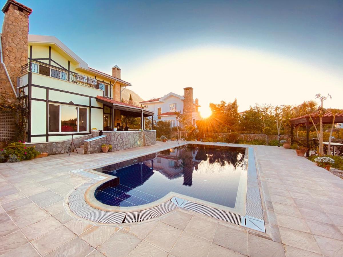 4 Bedroom Deluxe Villa With Mountain And Sea View Kyrenia  Exterior photo