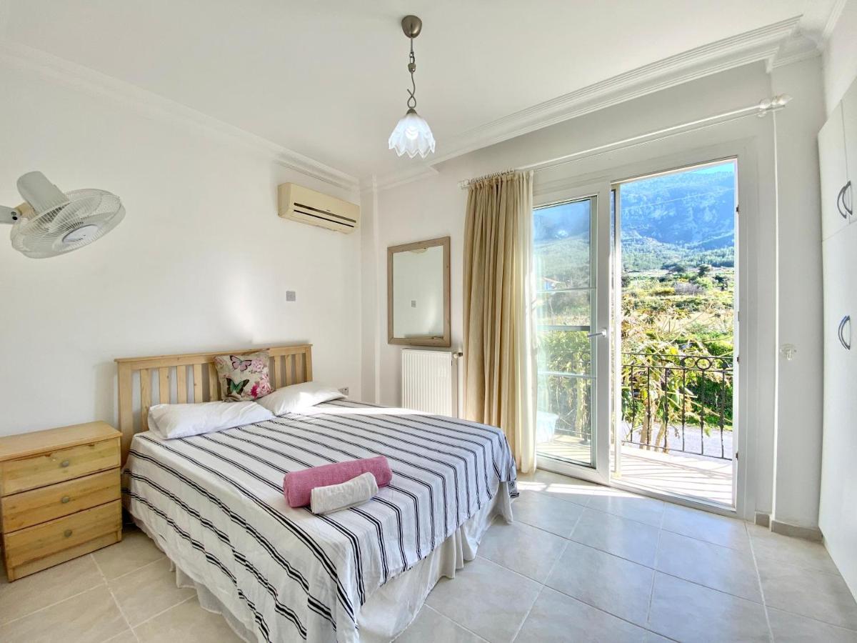 4 Bedroom Deluxe Villa With Mountain And Sea View Kyrenia  Exterior photo